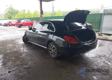 2015 Mercedes-Benz C 300 4Matic/Luxury 4Matic/Sport 4Matic z USA, uszkodzony, nr VIN 55SWF4KB7FU011133